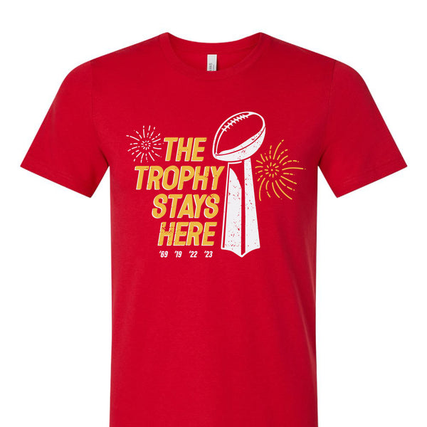 Das T-Shirt „The Trophy Stays Here“ für Erwachsene und Kinder