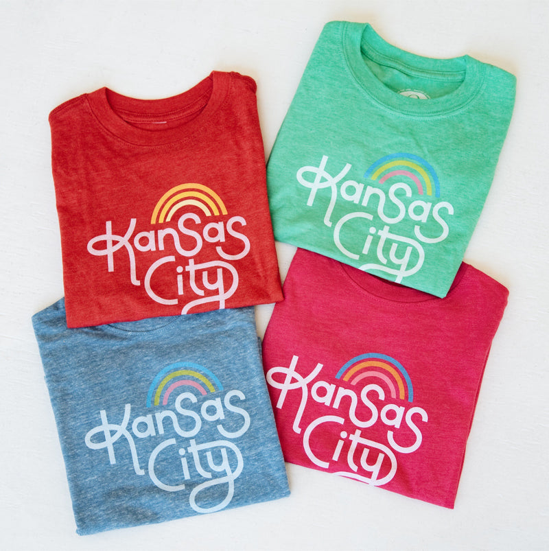 Ampersand Design Studio Kansas City Rainbow Kinder-T-Shirt – Hellblau