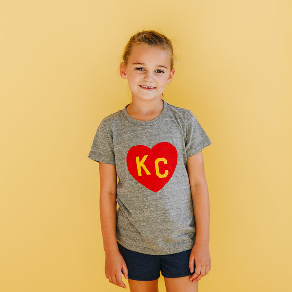 Charlie Hustle KC Heart Kinder-T-Shirt – Grau, Rot und Gelb