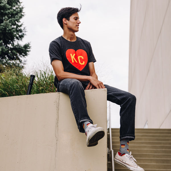 Charlie Hustle KC Heart Tee – Anthrazit, Rot und Gelb