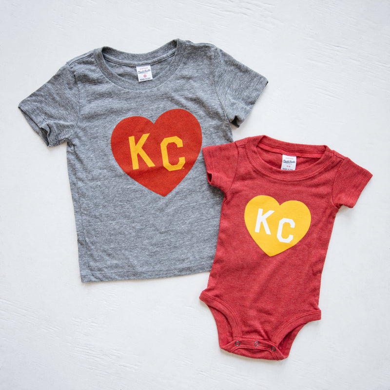 Charlie Hustle KC Heart Kinder-T-Shirt – Grau, Rot und Gelb