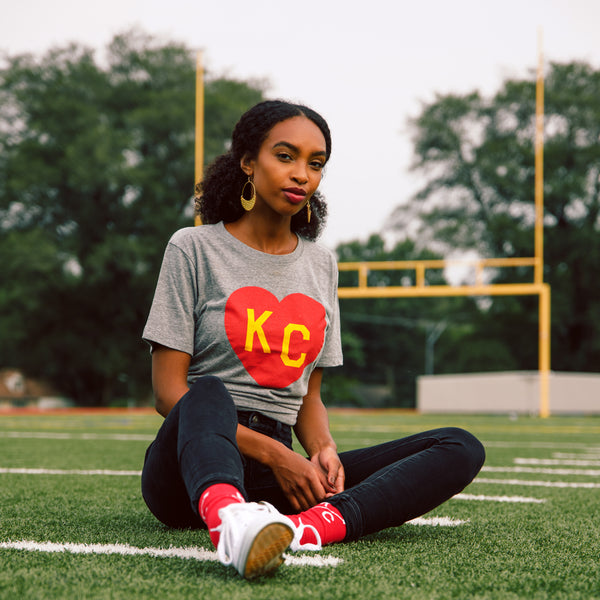 Charlie Hustle KC Heart T-Shirt – Grau, Rot und Gelb