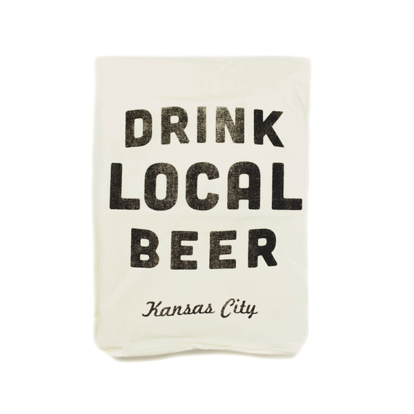 Farmdog Studios Geschirrtuch „Drink Local Beer“.