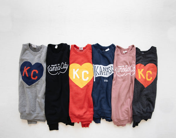 Charlie Hustle KC Heart Sweatshirt: Anthrazit, Rot und Gelb