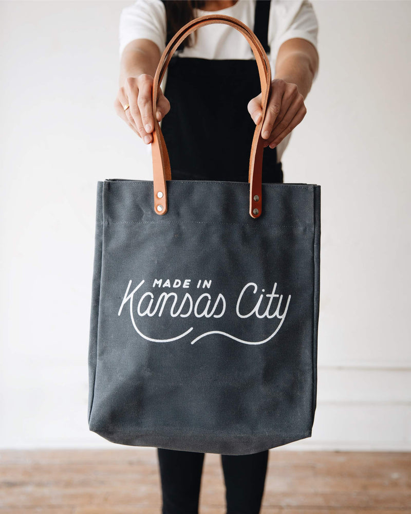 Hergestellt in Kansas City x Sandlot Goods Exklusive Tragetasche – Schiefer