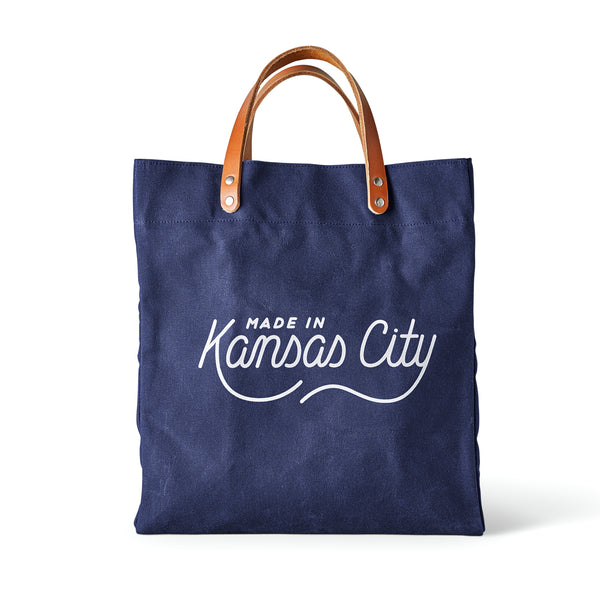Hergestellt in Kansas City x Sandlot Goods Exklusive Tragetasche – Marineblau
