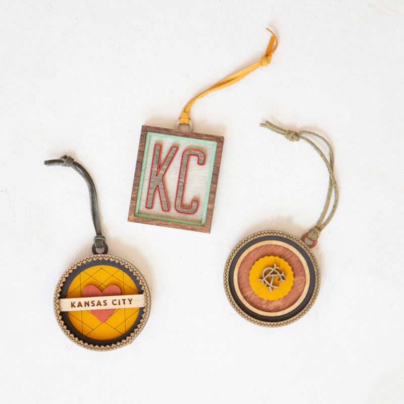 Wee Woodworks Kansas City Heart Round Ornament – ​​Gelb und Rot